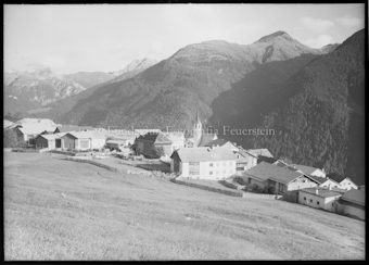 Dorf Guarda mit Bergpanorama