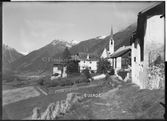 Dorf Guarda mit Kirche