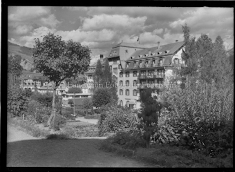 Engadinerhof mit Park