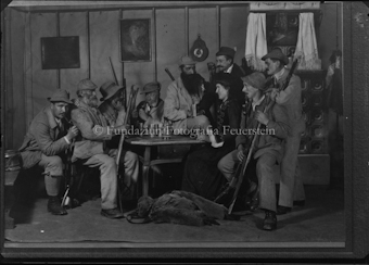 Gruppe von Jägern am Tisch