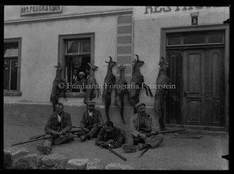 Jäger mit erlegten Gämsen