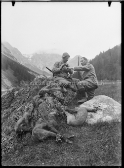 Jäger mit erlegten Gämsen