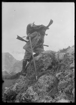 Jäger mit erlegter Gemse
