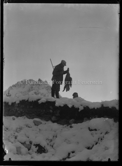 Jäger mit erlegtem Fuchs
