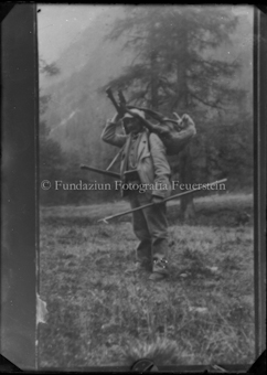 Jäger mit erlegter Gämse