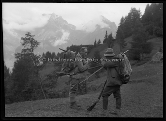 Jäger bei Trinkpause (rechts: Domenic Feuerstein sen.) mit geschossenen Murmeltieren
