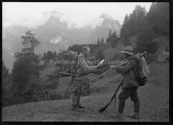 Jäger bei Trinkpause (rechts: Domenic Feuerstein sen.) mit geschossenen Murmeltieren