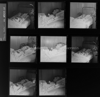 Bilder einer aufgebahrten Frau