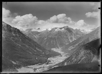 Landschaftsaufnahme, im Hintergrund Dorf Lavin