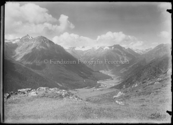 Landschaftsaufnahme, im Hintergrund Dorf Lavin