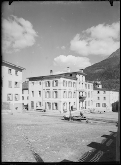 Dorfplatz mit Brunnen, im Hintergrund Hotel Linard