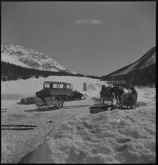 Kutsche und Auto in Winterlandschaft