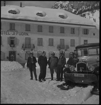 Männer vor dem Hotel Jl Fuorn