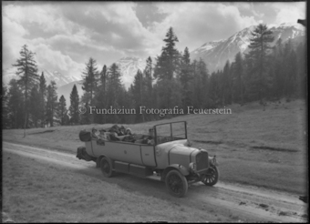 Mann in offenem Auto