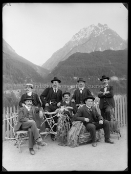Männer in Anzügen