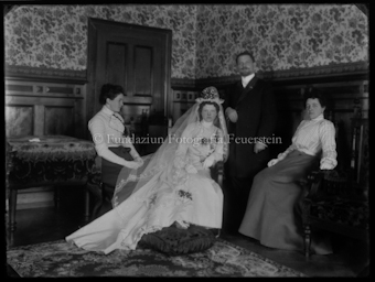 Braut mit Vater und zwei Frauen