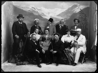 Gruppenporträt von acht Männern und drei Frauen