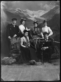 Gruppenporträt von zwei Männern und vier Frauen