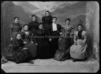 Gruppenporträt von sieben Frauen und zwei Kindern
