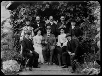 Diverse Porträts und Gruppenbilder