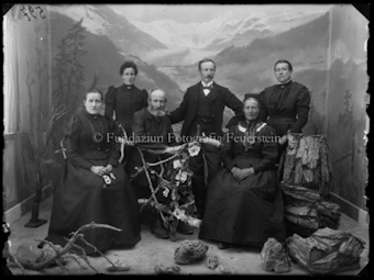 Porträt von zwei Männern und vier Frauen