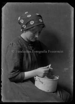 Frau beim Gemüserüsten