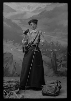 Porträt einer Frau mit Stock und Feldstecher