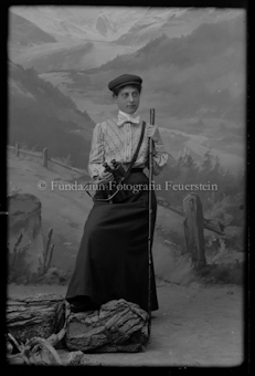 Porträt einer Frau mit Stock und Feldstecher