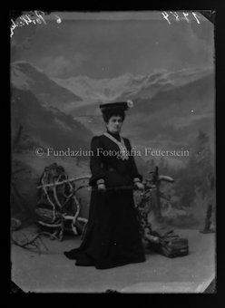 Porträt einer Frau mit Schirm