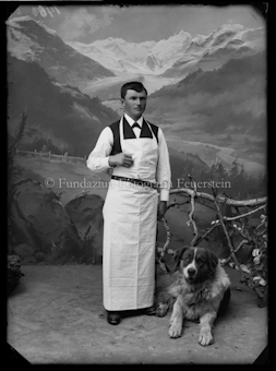 Porträt eines jungen Mannes mit Hund