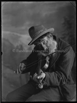 Porträt eines alten Mannes mit Geige, im Studio aufgenommen