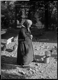 Alte Frau mit Hühnern
