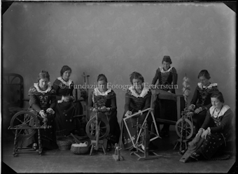 Eine Gruppe junger Frauen beim Spinnen