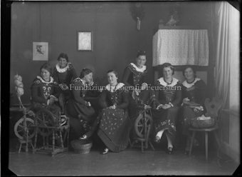 Eine Gruppe junger Frauen beim Spinnen