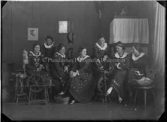 Eine Gruppe junger Frauen beim Spinnen