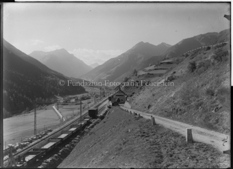 Blick ins Tal mit Bahnhof