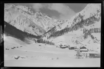 Samnaun-Tal; der Weiler Plan; vorne links das Gasthaus Stammerspitze; Winter