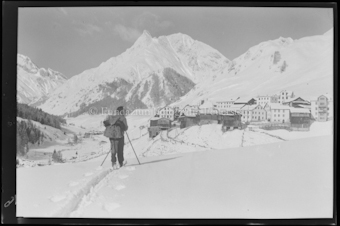 Samnaun, Winter, im Vordergrund ein Skifahrer