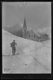 Skifahrer vor der Kirche Samnaun; Winter