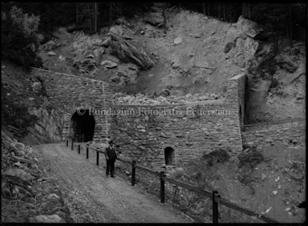 Mann vor Tunnel