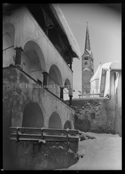 Dorfpartie mit Kirche in Scuol