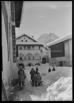 Dorfpartie mit spielenden Kindern in Scuol 
