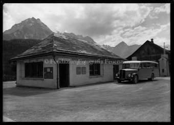 Poststation Scuol mit Postauto