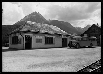 Poststation Scuol mit Postauto