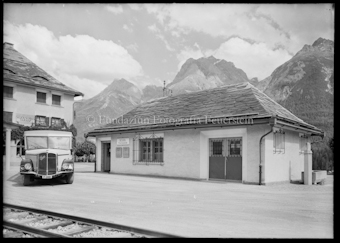 Poststation Scuol mit Postauto
