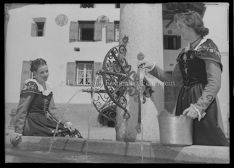 Trachtenmädchen am Brunnen