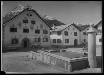 Dorfplatz in Scuol mit Piz Pisoc