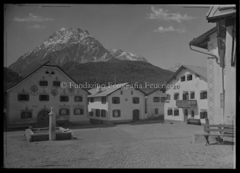Dorfplatz in Scuol mit Piz Pisoc