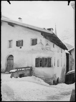 Schneebedeckte Dorfpartie