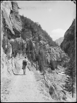 Wanderer auf Gebirgsstrasse